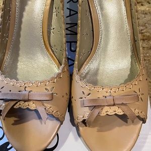 Liz Claiborne Size 8 Tan Heels with Bow